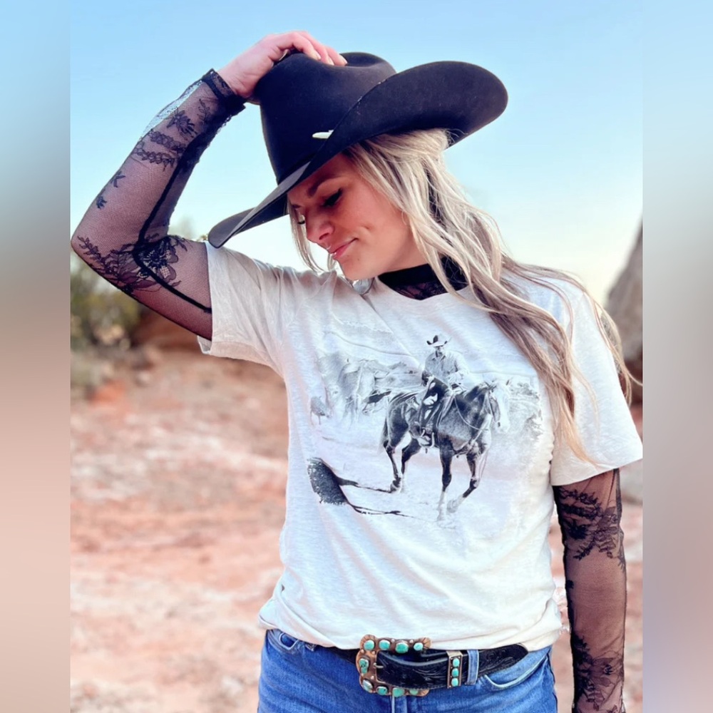 🖤🤍🖤Sterling Kreek Western To The Fire Cowboy Tee Horse Heathered Beige